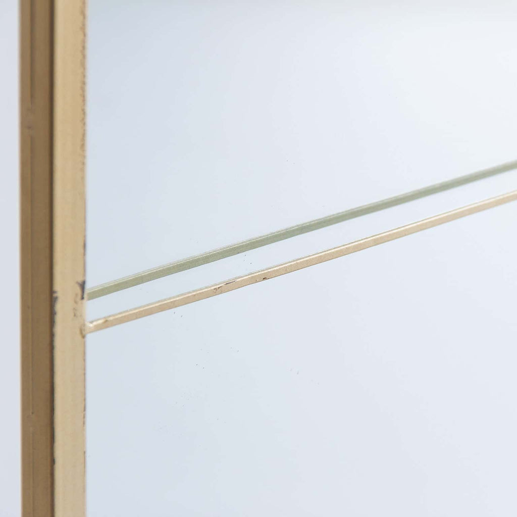 Eckiger Spiegel in Gold mit einer Ablage - Maison Oudh