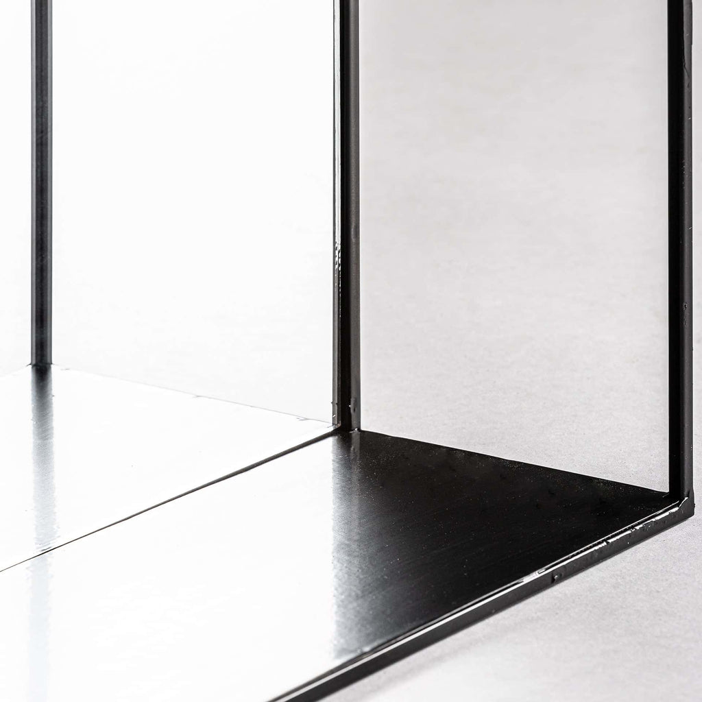 Eckiger Spiegel in Schwarz mit einer Ablagefläche im Industrial Design - Maison Oudh