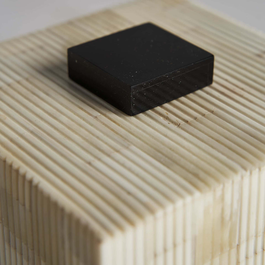 Elfenbeinfarbene Box mit Deckel aus Bone - Maison Oudh