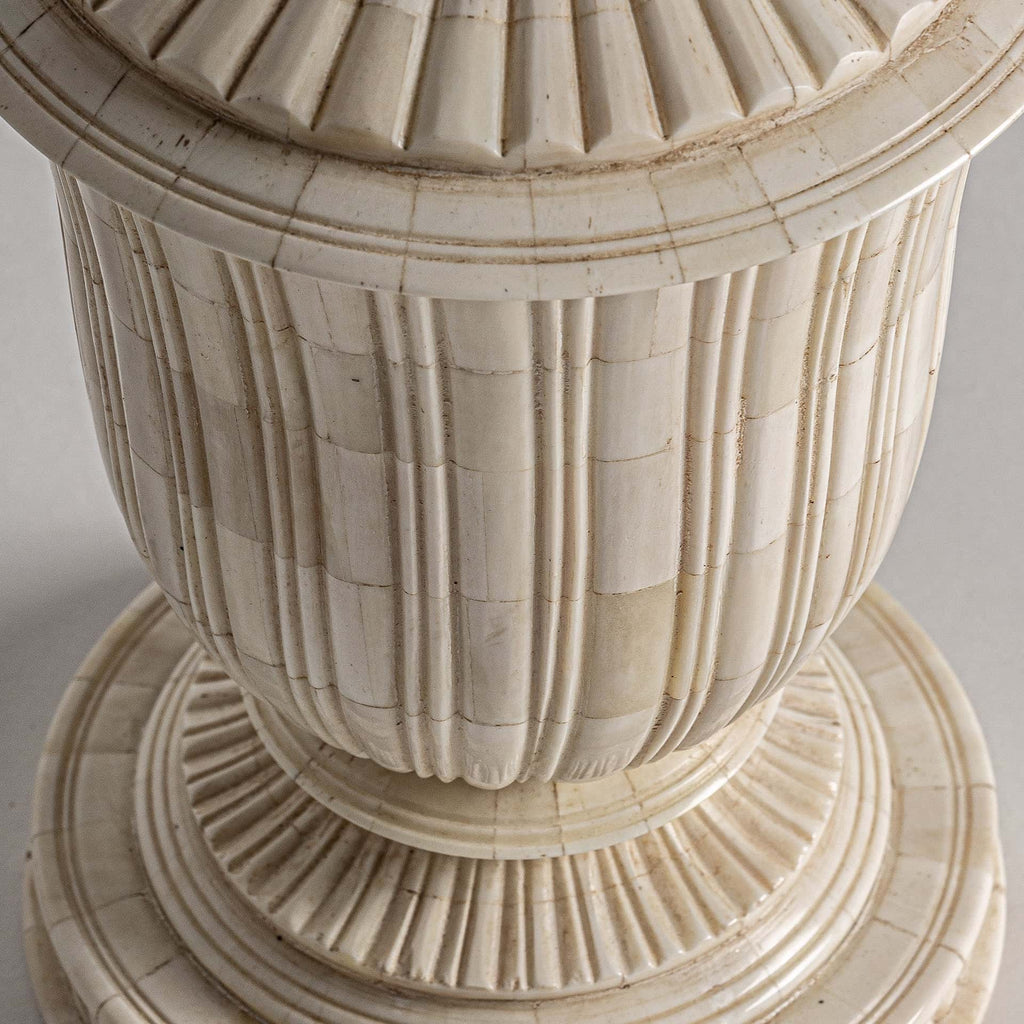 Elfenbeinfarbene Handgefertigte Vase im Kolonialstil mit Deckel - Maison Oudh