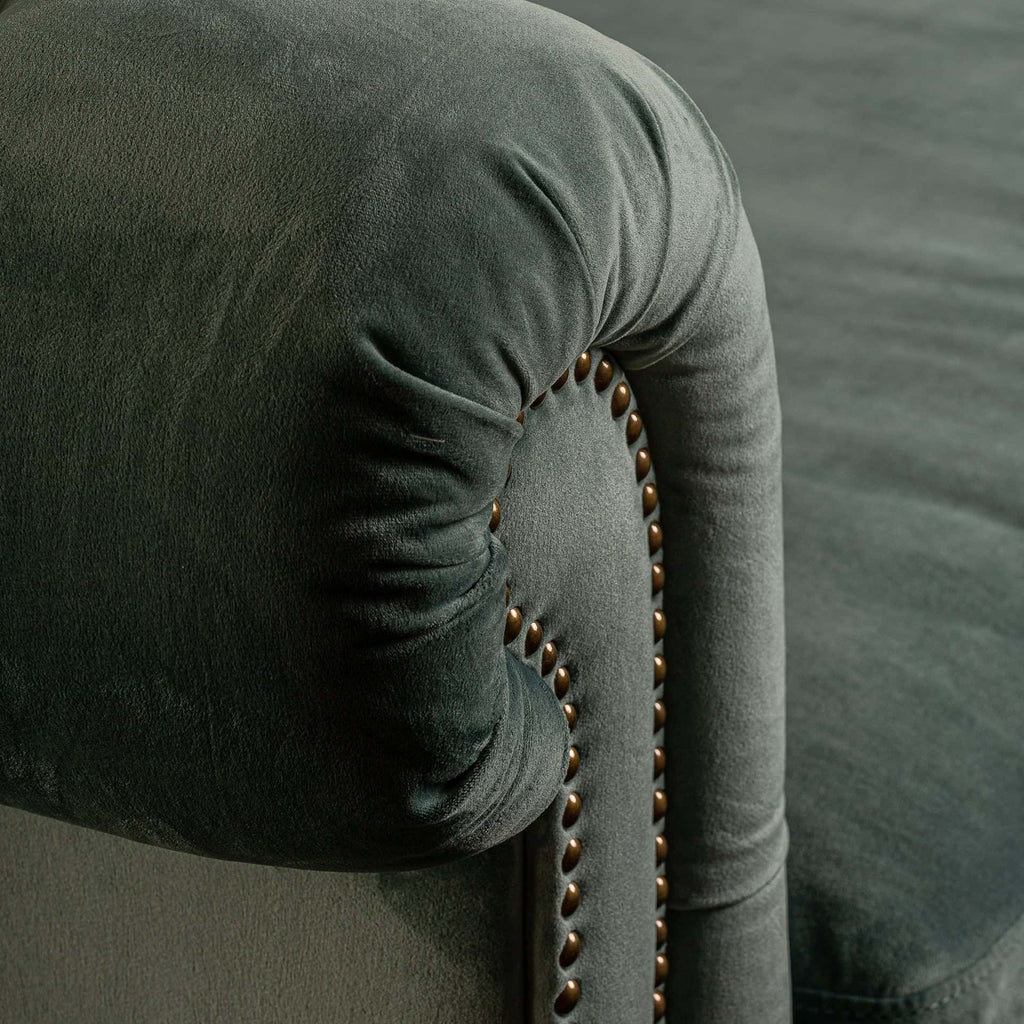 Getuftetes Sofa in Türkis aus Samt kombiniert mit Eschenholz und Nieten - Maison Oudh