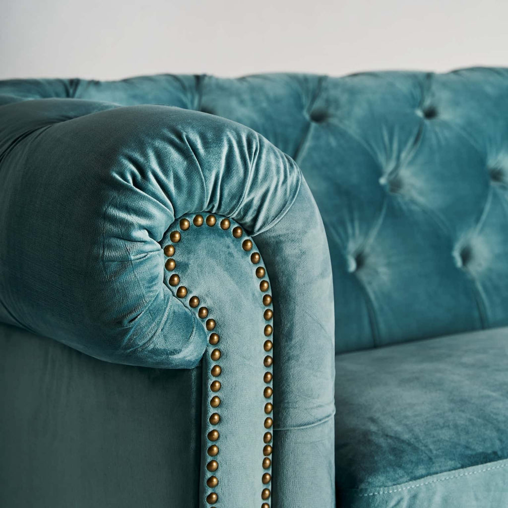 Getuftetes Sofa in Türkis aus Samt kombiniert mit Eschenholz und Nieten - Maison Oudh