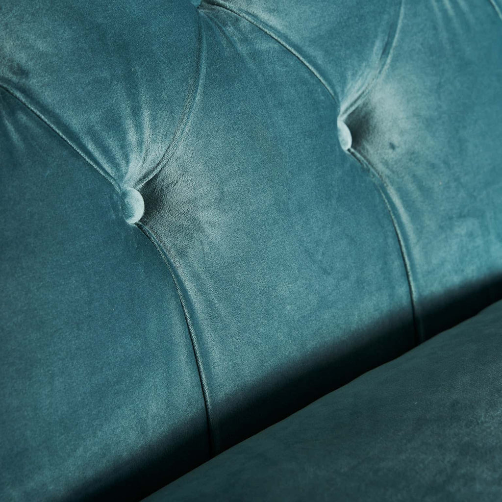 Getuftetes Sofa in Türkis aus Samt kombiniert mit Eschenholz und Nieten - Maison Oudh