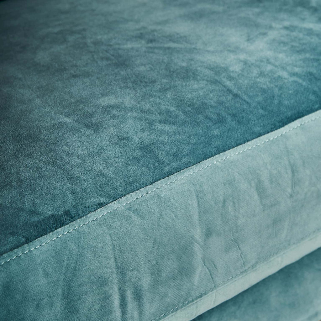 Getuftetes Sofa in Türkis aus Samt kombiniert mit Eschenholz und Nieten - Maison Oudh