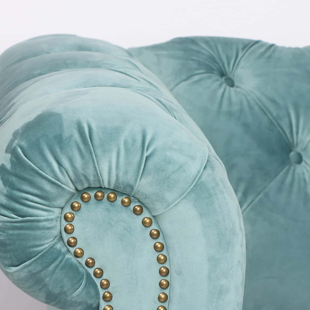 Getuftetes Sofa in Türkis aus Samt kombiniert mit Eschenholz und Nieten - Maison Oudh