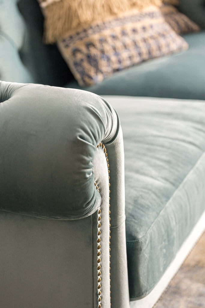 Getuftetes Sofa in Türkis aus Samt kombiniert mit Eschenholz und Nieten - Maison Oudh