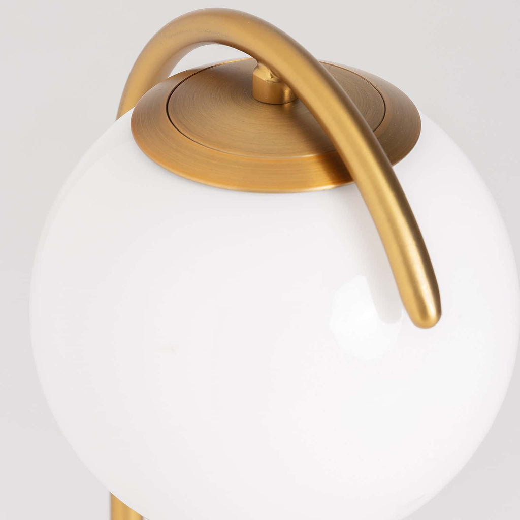 Goldene Tischlampe kombiniert mit einer weissen Kugel aus Glas und schwarzem Marmor - Maison Oudh