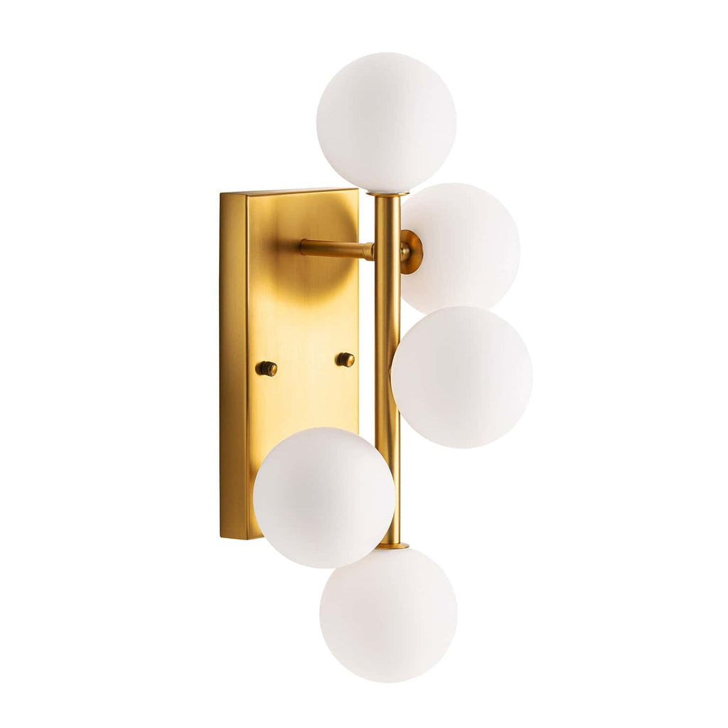 Goldene Wandleuchte kombiniert mit mattweissen Glaskugeln - Maison Oudh