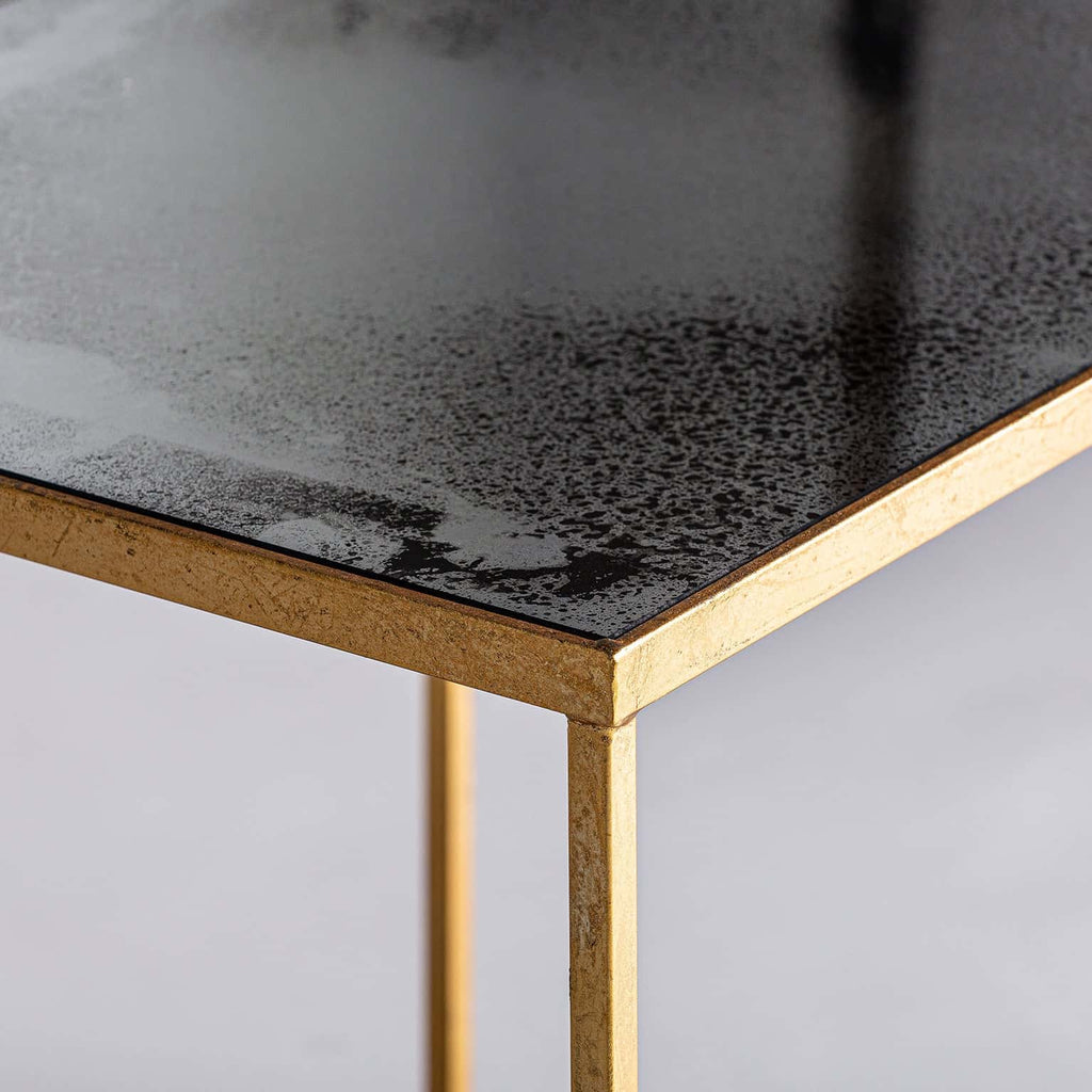 Goldener Beistelltisch mit dunklen Spiegelplatten im Art Deco Stil - Maison Oudh