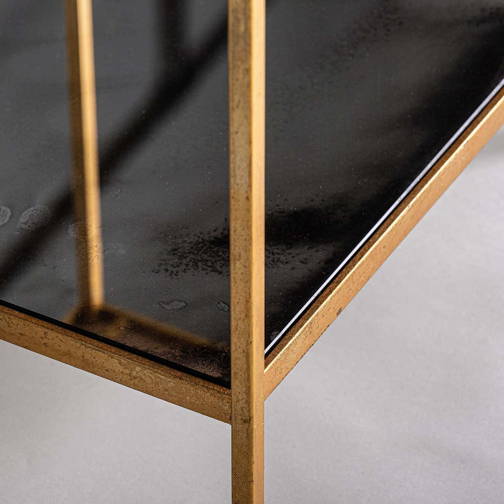 Goldener Beistelltisch mit dunklen Spiegelplatten im Art Deco Stil - Maison Oudh