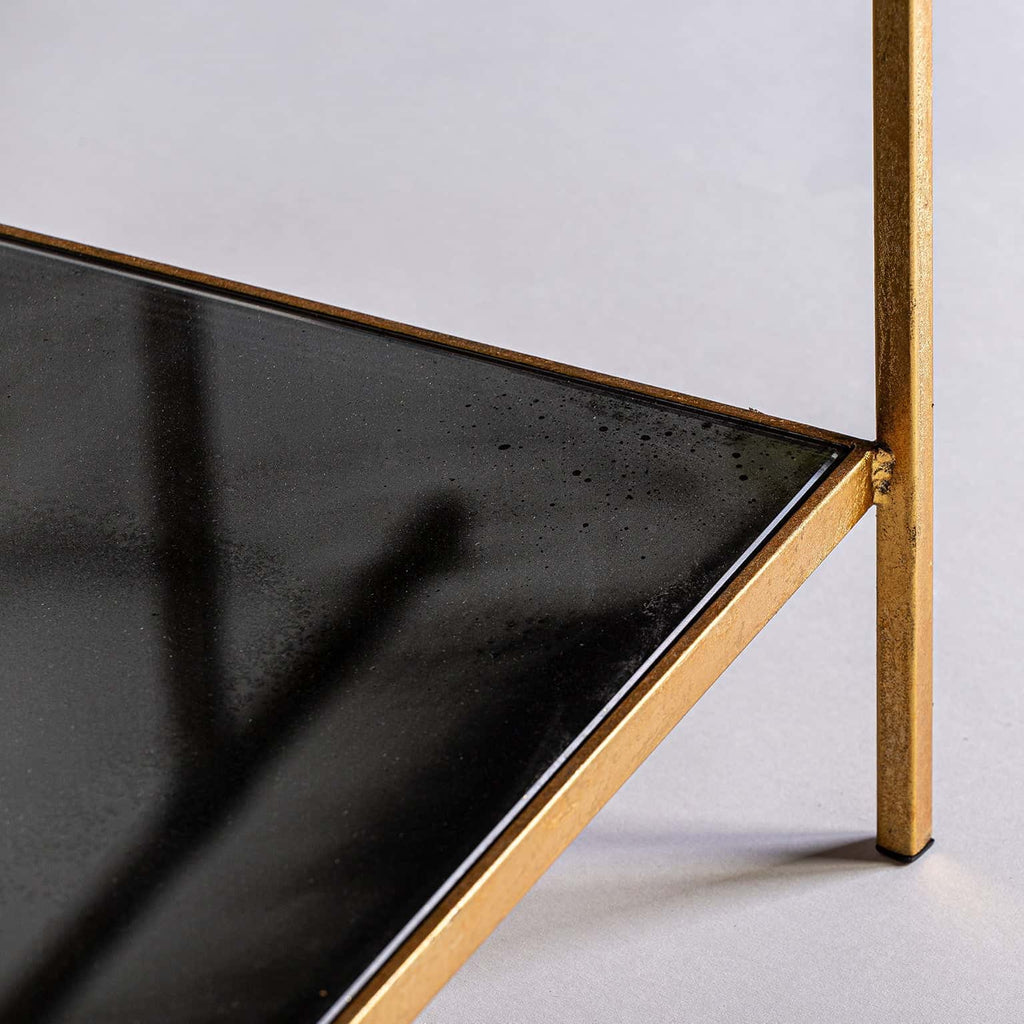 Goldener Beistelltisch mit dunklen Spiegelplatten im Art Deco Stil - Maison Oudh