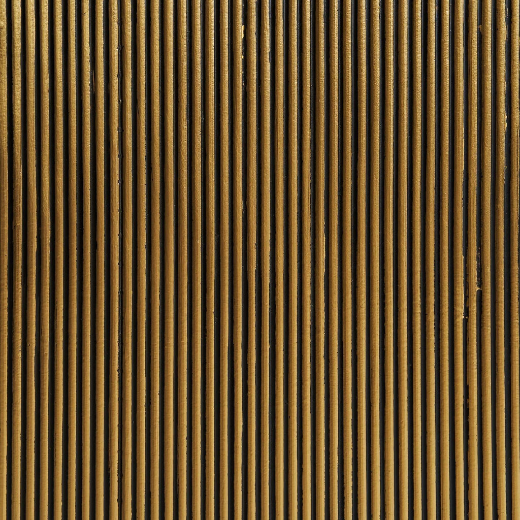 Goldenes Sideboard kombiniert mit schwarzem Marmor - Maison Oudh
