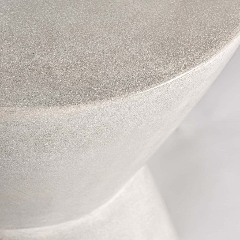 Grauer Beistelltisch aus Beton im Contemporary Stil -gross- - Maison Oudh