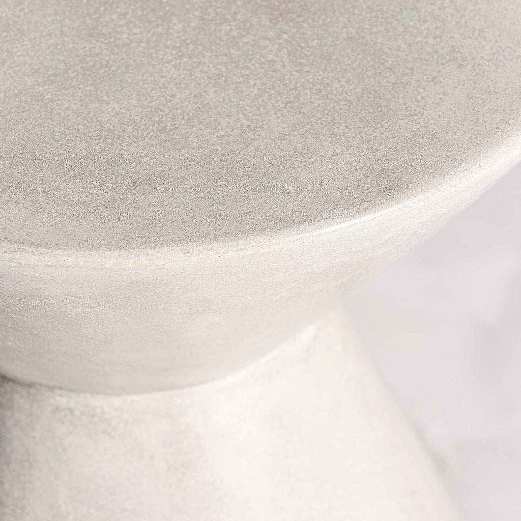 Grauer Beistelltisch aus Beton im Contemporary Stil -klein- - Maison Oudh