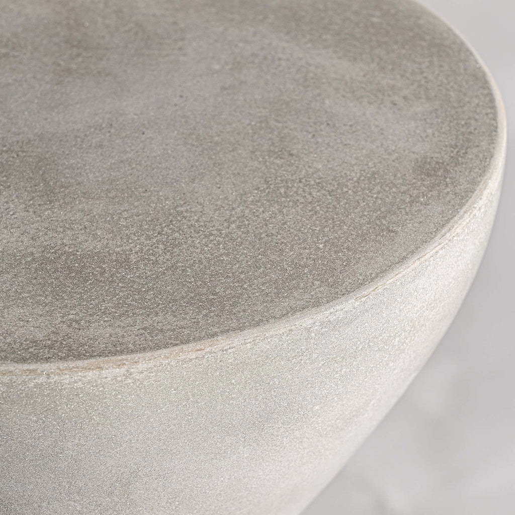 Grauer Hocker aus Beton im Contemporary Stil - Maison Oudh