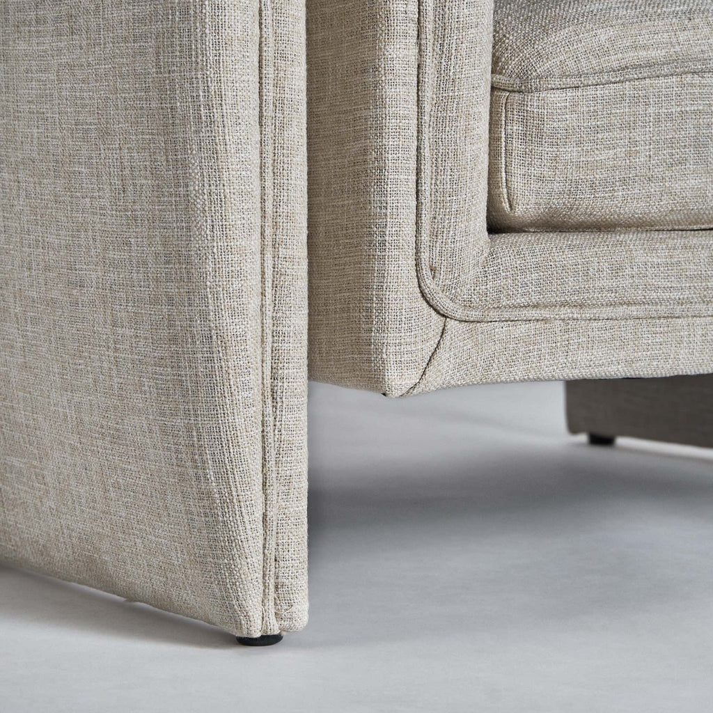 Greige Eleganz: Contemporary Sessel aus Kiefernholz - Maison Oudh