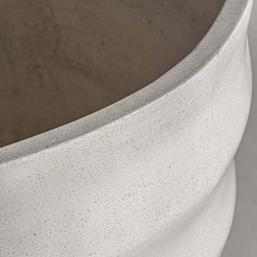 Grosse handgefertigte Amphore aus Terrazzo in Weiss - Maison Oudh