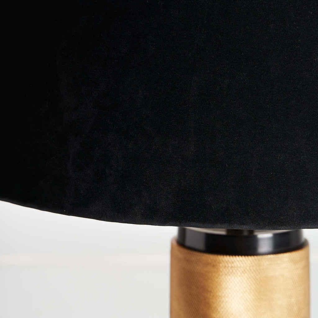 Grosse Tischlampe mit einem schwarzen Lampenschirm - Maison Oudh