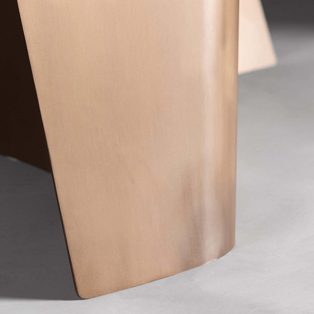 Grosser Esstisch aus schwarzem Marmor veredelt mit golden Tischbeinen aus Stahl - Maison Oudh