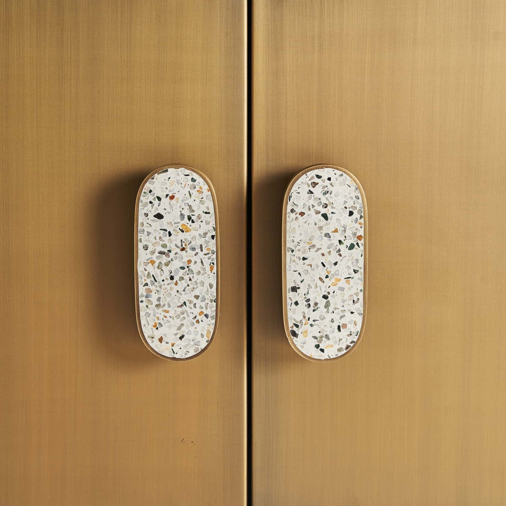 Grosses Sideboard aus Messing in Gold kombiniert mit Griffen aus Terrazzo - Maison Oudh