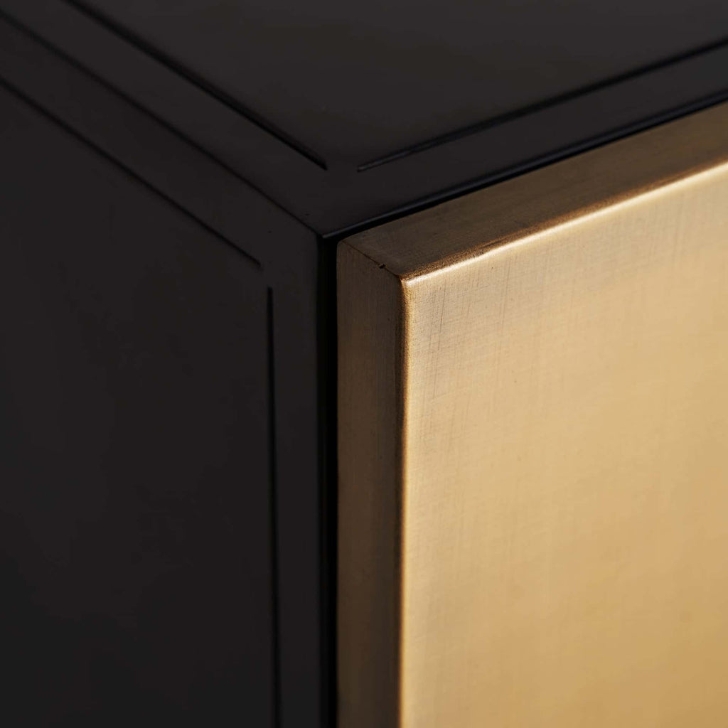 Grosses Sideboard aus Messing in Gold kombiniert mit Griffen aus Terrazzo - Maison Oudh