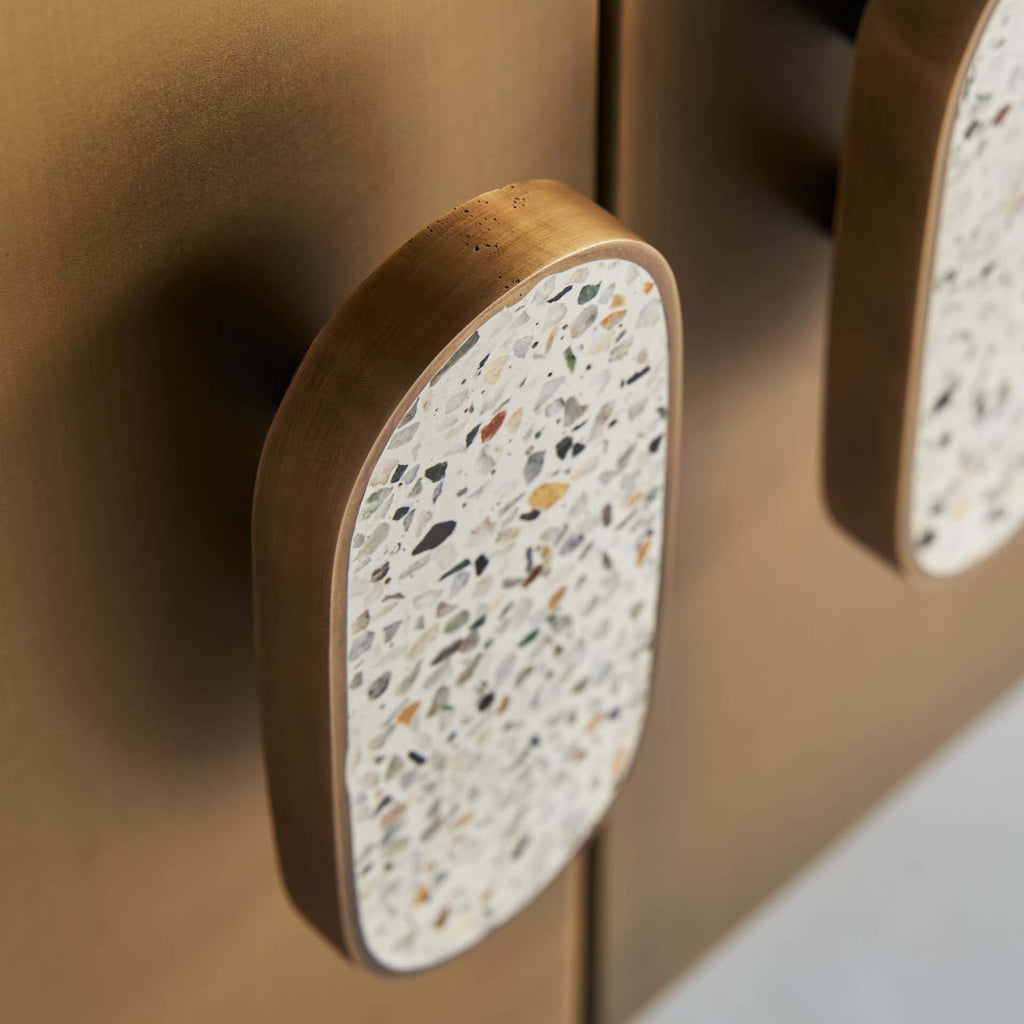 Grosses Sideboard aus Messing in Gold kombiniert mit Griffen aus Terrazzo - Maison Oudh
