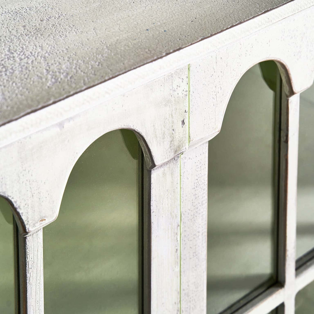 Grosses Sideboard aus Tannenholz in Off White mit dekorativen Glastüren - Maison Oudh