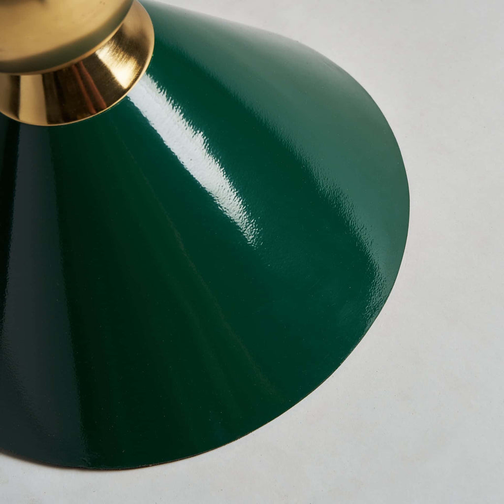 Grüner Beistelltisch aus Eisen kombiniert mit einer goldenen Kugel - Maison Oudh
