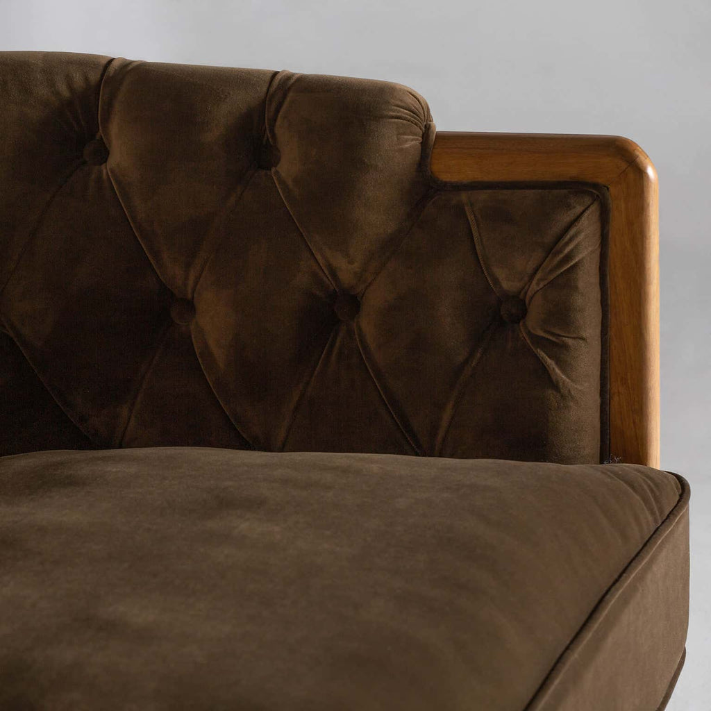 Grünes Sofa aus Samt kombiniert mit Gummibaumholz - Maison Oudh