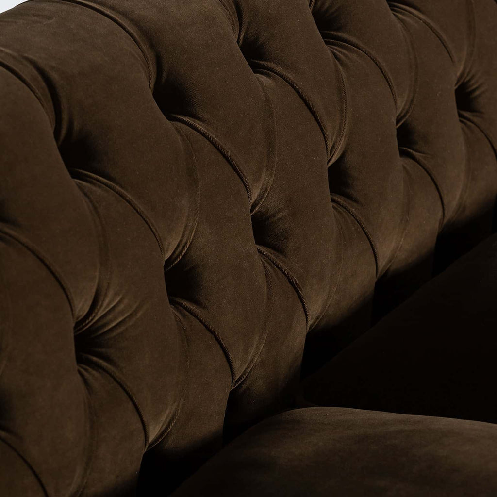 Grünes Sofa aus Samt kombiniert mit Gummibaumholz - Maison Oudh