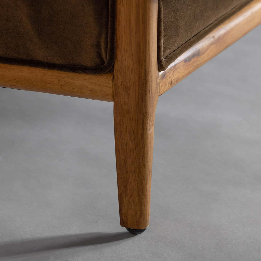Grünes Sofa aus Samt kombiniert mit Gummibaumholz - Maison Oudh