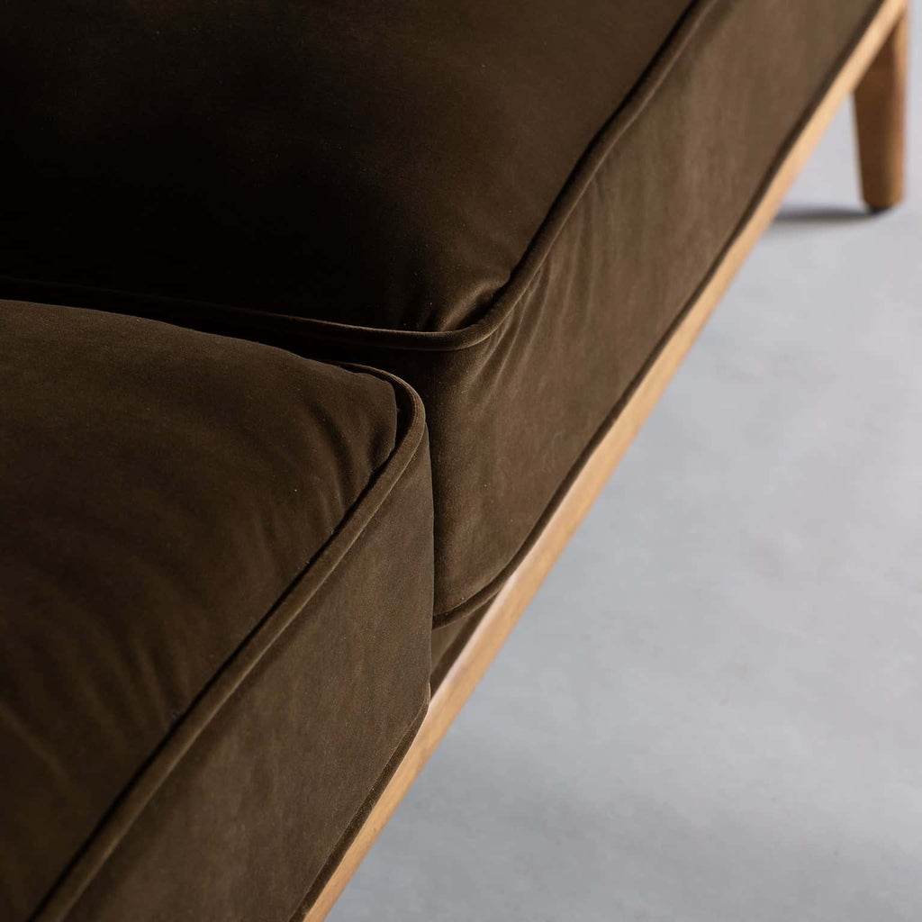 Grünes Sofa aus Samt kombiniert mit Gummibaumholz - Maison Oudh