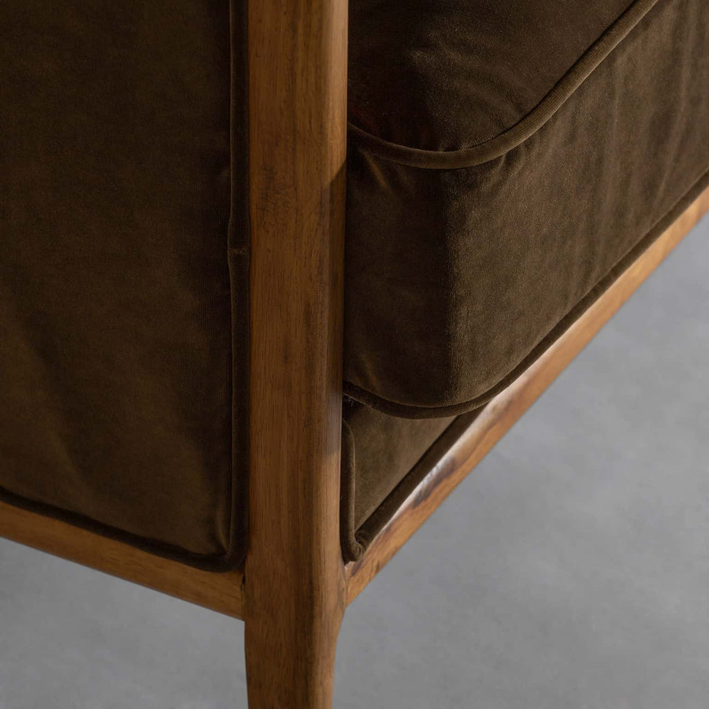 Grünes Sofa aus Samt kombiniert mit Gummibaumholz - Maison Oudh