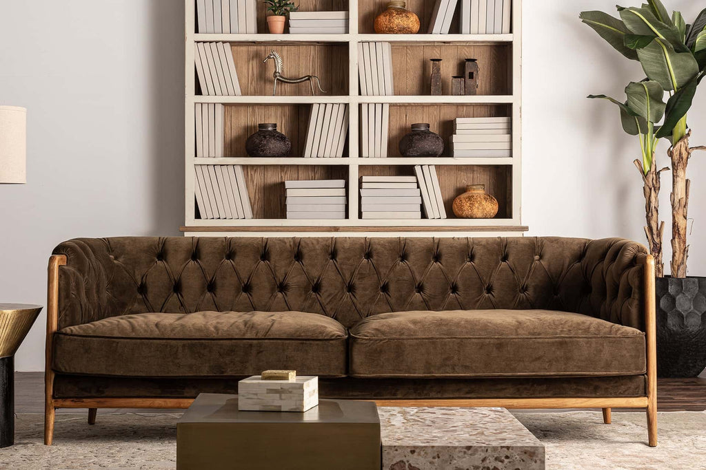 Grünes Sofa aus Samt kombiniert mit Gummibaumholz - Maison Oudh