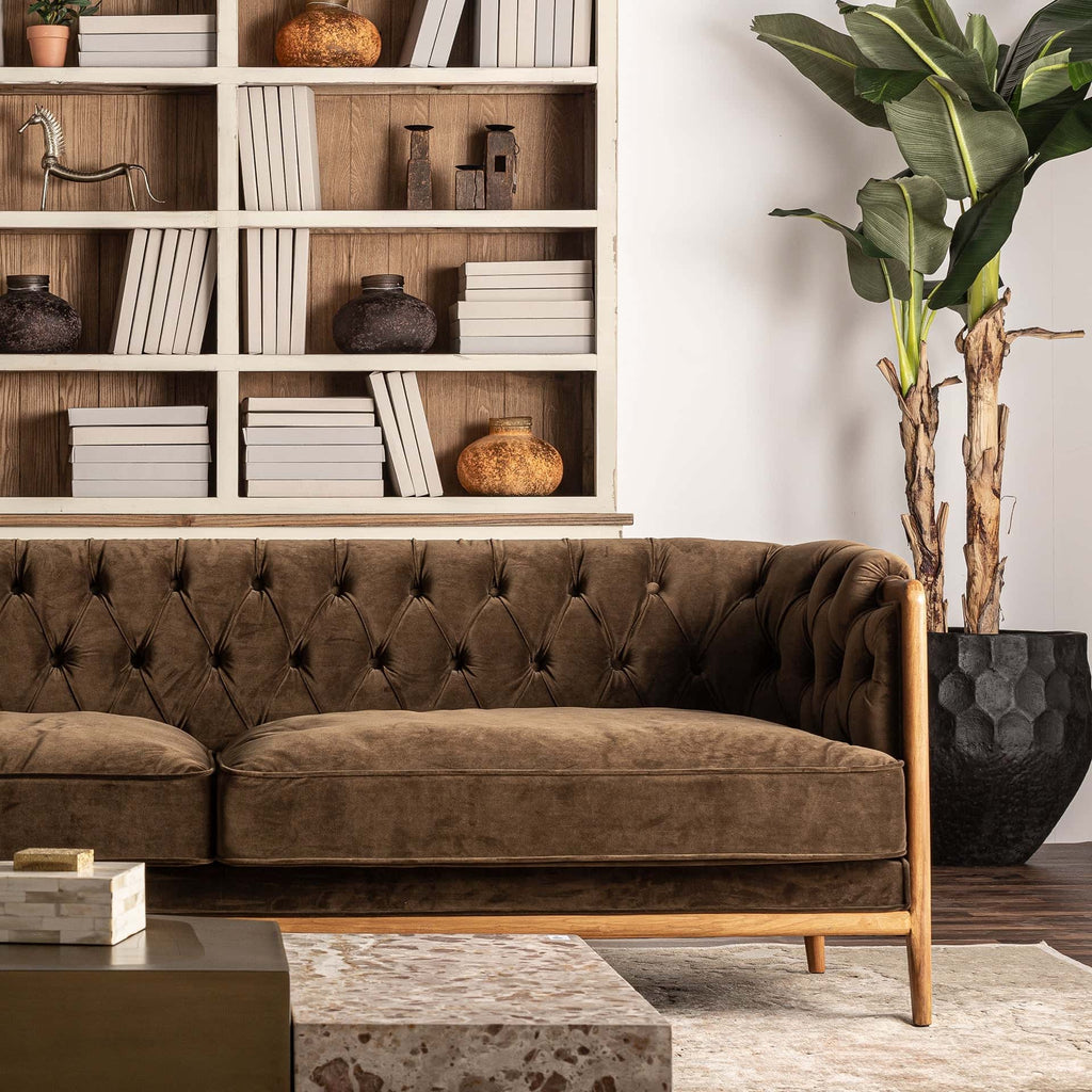 Grünes Sofa aus Samt kombiniert mit Gummibaumholz - Maison Oudh