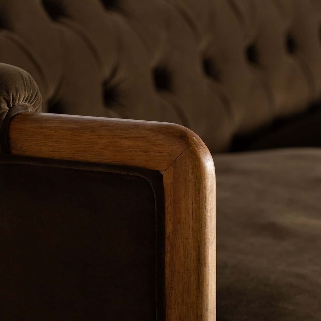 Grünes Sofa aus Samt kombiniert mit Gummibaumholz - Maison Oudh