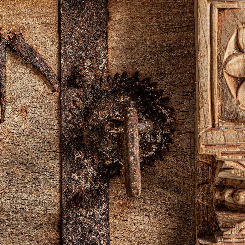 Handcrafted Ethno Truhe aus Mangoholz mit Detailreichen Schnitzereien - Maison Oudh