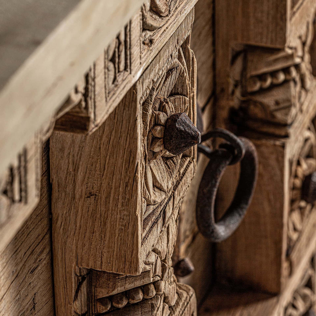 Handcrafted Ethno Truhe aus Mangoholz mit Detailreichen Schnitzereien - Maison Oudh
