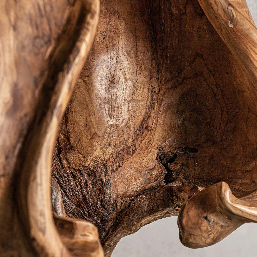 Handgefertigte Bodenskulptur aus Teakholz - Maison Oudh