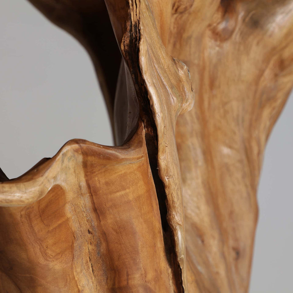 Handgefertigte Bodenskulptur aus Teakholz - Maison Oudh