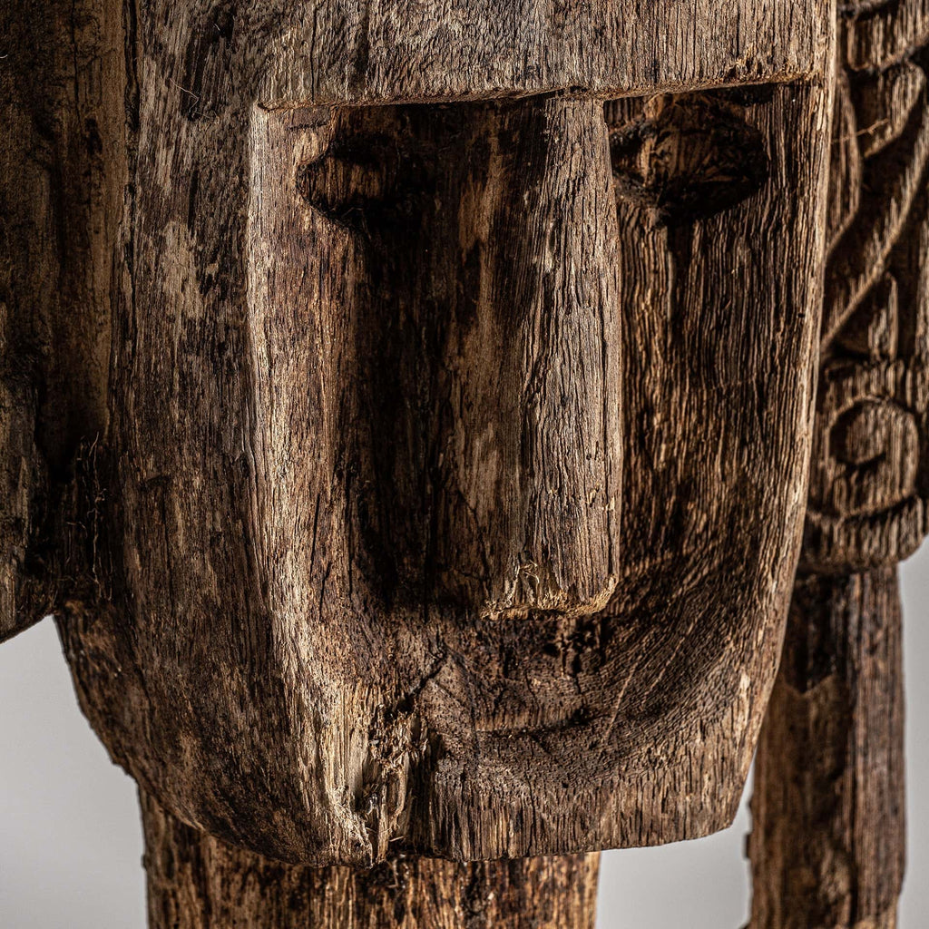 Handgefertigte Ethnische Bodenskulptur aus Tropenholz - Maison Oudh