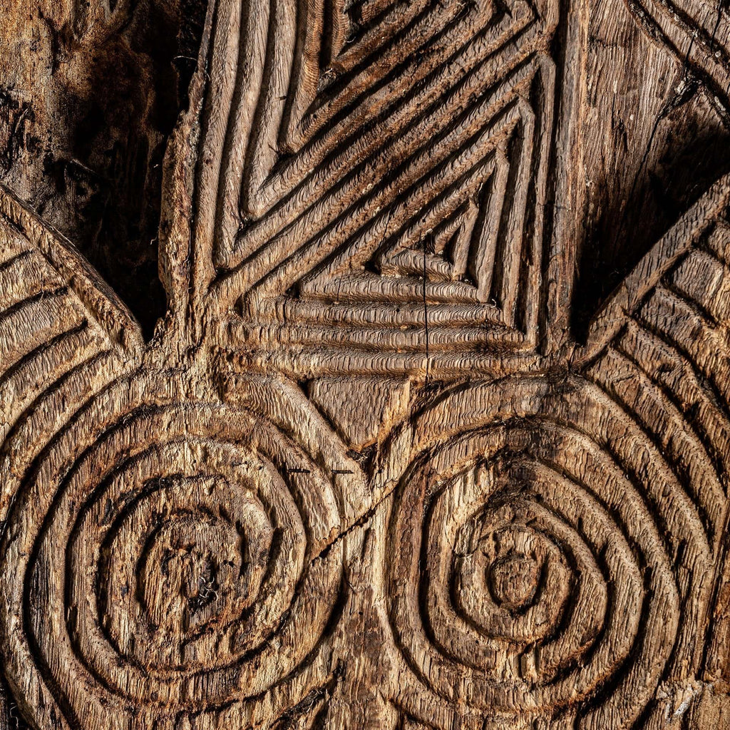 Handgefertigte Ethnische Bodenskulptur aus Tropenholz - Maison Oudh