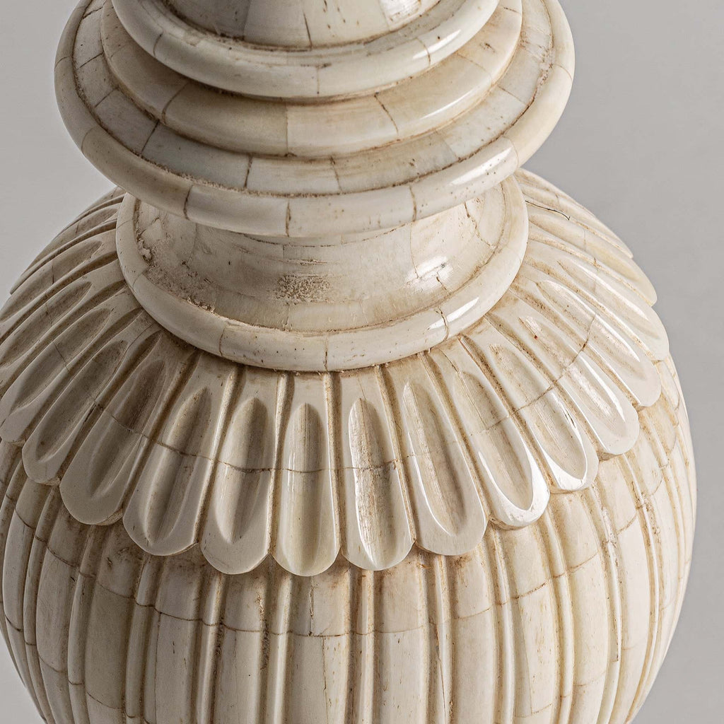 Handgefertigte Kolonialstil-Vase aus Harz - Elegantes Elfenbein - Maison Oudh