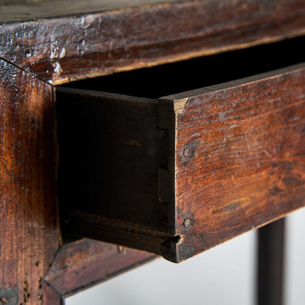 Handgefertigte Konsole aus Ulmenholz mit drei Schubladen - Maison Oudh