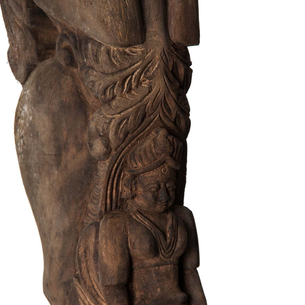 Handgefertigte Skulptur aus recyceltem Schienenholz mit Schnitzereien - Maison Oudh