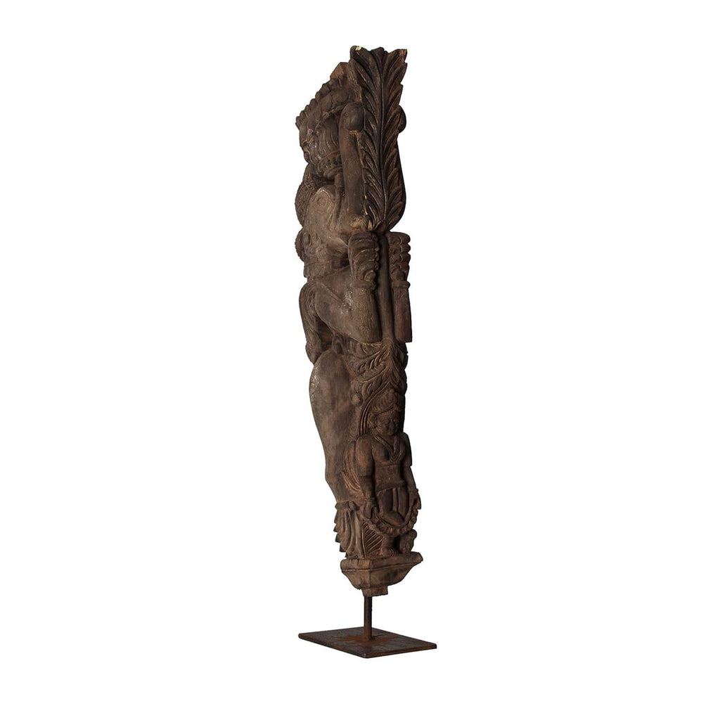 Handgefertigte Skulptur aus recyceltem Schienenholz mit Schnitzereien - Maison Oudh