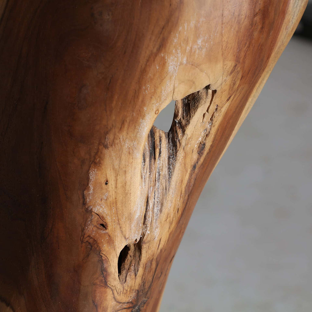 Handgefertigte Teakholz Bodenskulptur im Ethno-Stil - Maison Oudh