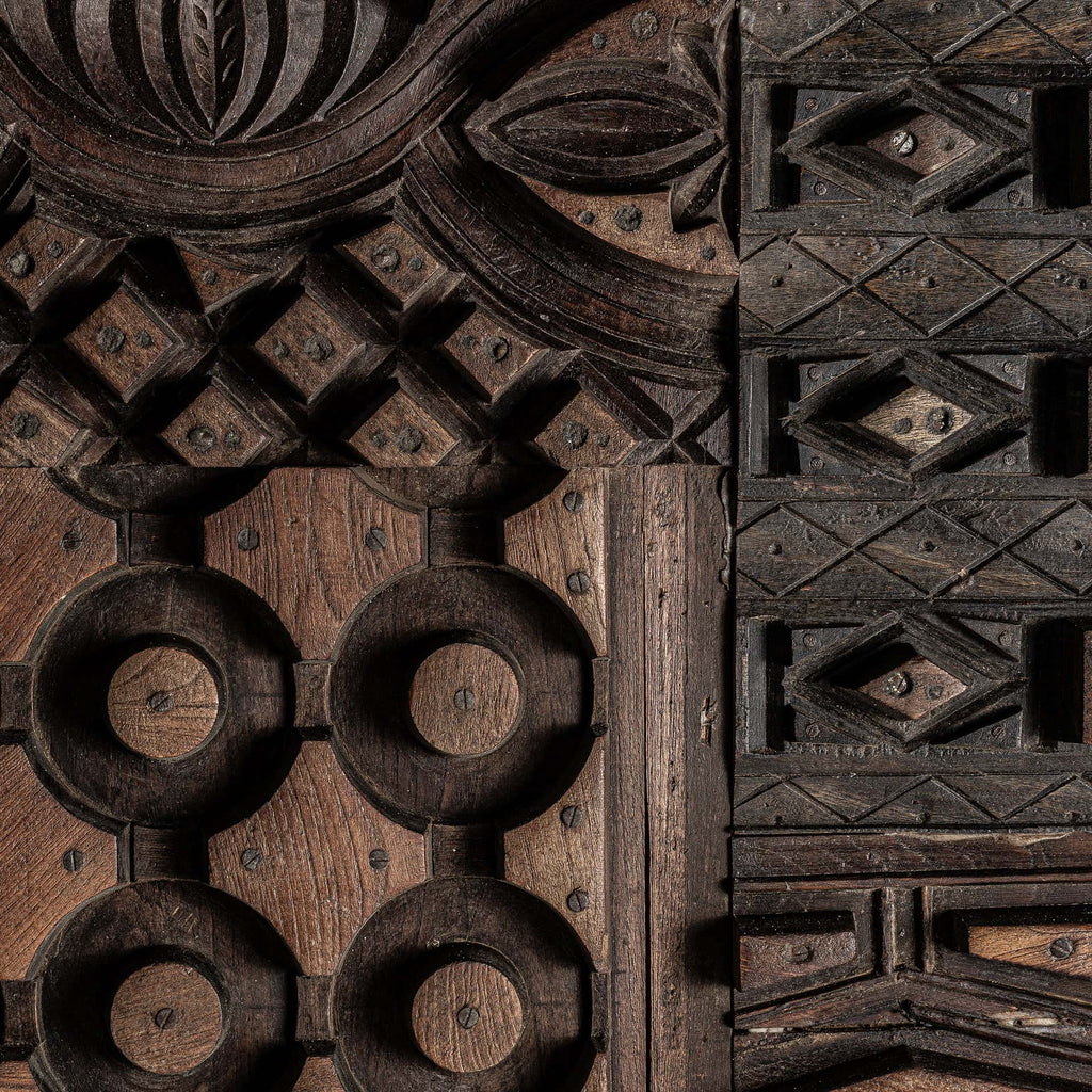 Handgefertigte Wandkunst mit Schnitzereien und verschiedenen Motiven aus Mangoholz - Maison Oudh