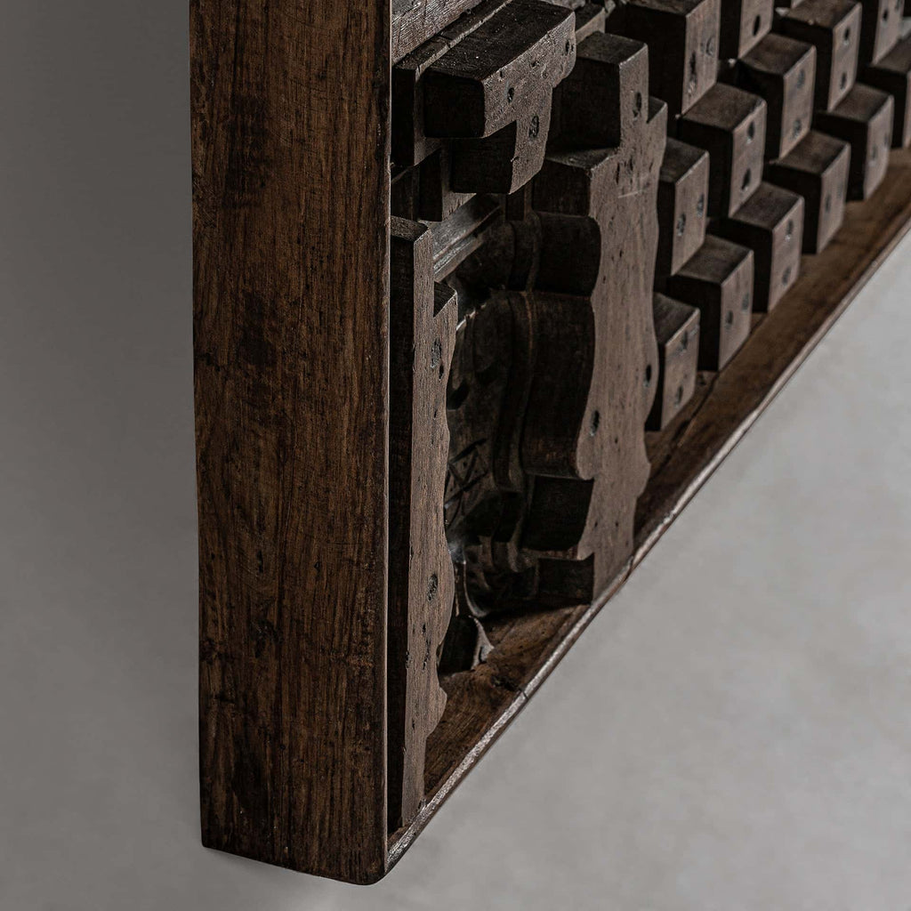 Handgefertigte Wandkunst mit Schnitzereien und verschiedenen Motiven aus Mangoholz - Maison Oudh