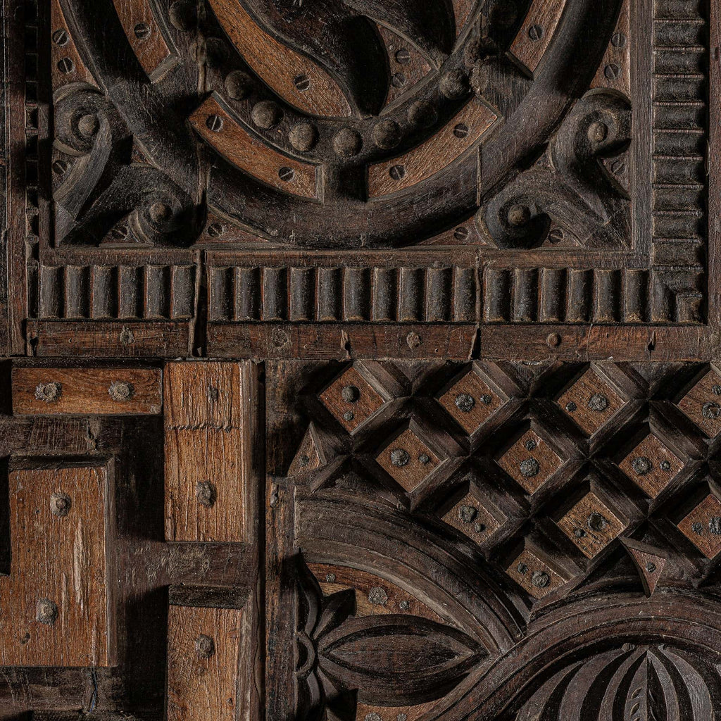 Handgefertigte Wandkunst mit Schnitzereien und verschiedenen Motiven aus Mangoholz - Maison Oudh